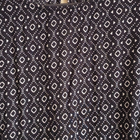 H&M Divided Black & White Patterned Long Sleeve Blouse Flounced Hem Size 14 - Picture 3 of 8